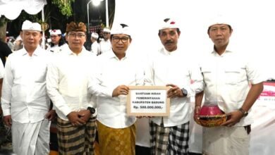 Bupati Wayan Adi Arnawa saat hadiri Karya Yadnya Krama Desa Adat Mengwitani, Kecamatan Mengwi