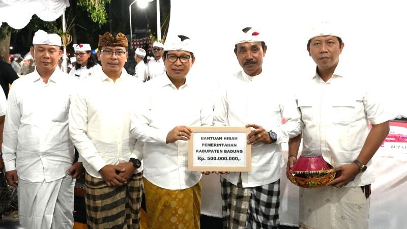 Bupati Wayan Adi Arnawa saat hadiri Karya Yadnya Krama Desa Adat Mengwitani, Kecamatan Mengwi