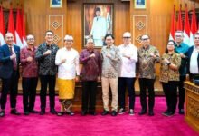 Bupati Wayan Adi Arnawa disaksikan Gubernur Wayan Koster menandatangani Naskah Kesepakatan Bersama rencana pengembangan perkeretaapian bertempat di Ruang Kertha Sabha, Rumah Jabatan Gubernur Bali