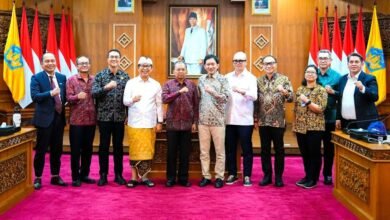 Bupati Wayan Adi Arnawa disaksikan Gubernur Wayan Koster menandatangani Naskah Kesepakatan Bersama rencana pengembangan perkeretaapian bertempat di Ruang Kertha Sabha, Rumah Jabatan Gubernur Bali