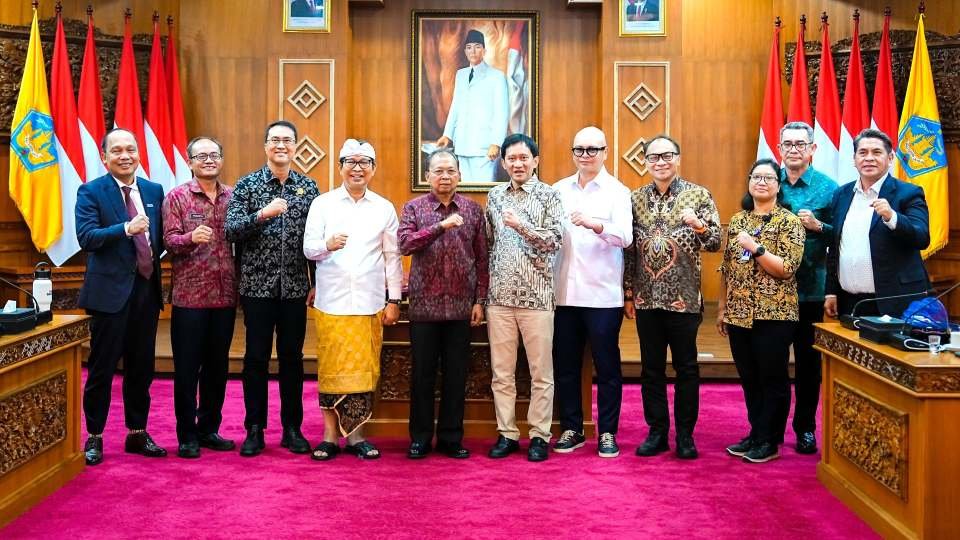 Bupati Wayan Adi Arnawa disaksikan Gubernur Wayan Koster menandatangani Naskah Kesepakatan Bersama rencana pengembangan perkeretaapian bertempat di Ruang Kertha Sabha, Rumah Jabatan Gubernur Bali