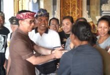 Pemkab Klungkung serahkan bantuan Pitra Yadnya Rp165 juta untuk ringankan beban warga dan lestarikan adat