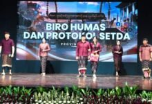 Foto: Suasana peragaan busana wastra endek oleh para ASN dari berbagai perangkat daerah dalam mendukung IKM Bali Bangkit