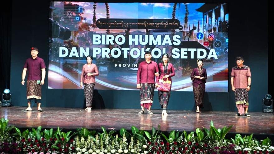 Foto: Suasana peragaan busana wastra endek oleh para ASN dari berbagai perangkat daerah dalam mendukung IKM Bali Bangkit