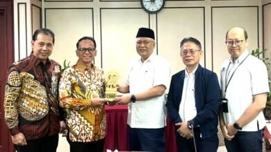 Direktur Utama Bank BPD Bali, I Nyoman Sudharma (kedua dari kiri) saat menyerahkan cinderamata kepada Wakil Rektor UT Dr. Hendrian
