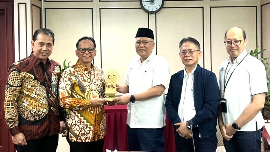 Direktur Utama Bank BPD Bali, I Nyoman Sudharma (kedua dari kiri) saat menyerahkan cinderamata kepada Wakil Rektor UT Dr. Hendrian