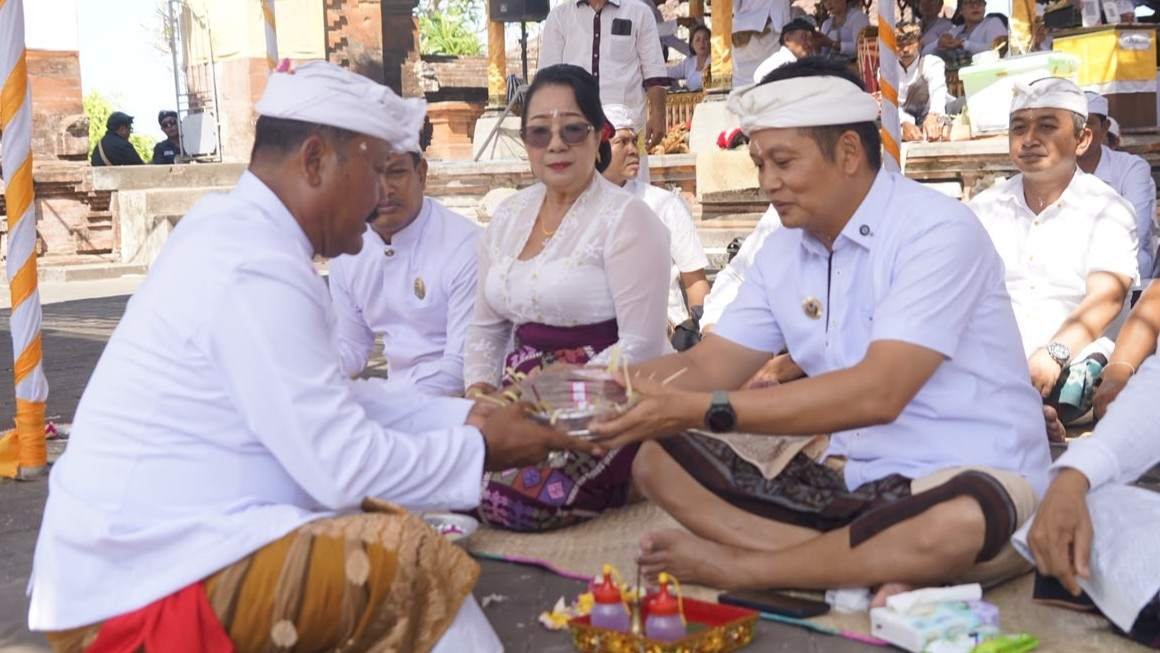 Bupati Kembang hadiri Karya Pujawali di Pura Luhur Dangkahyangan Rambut Siwi