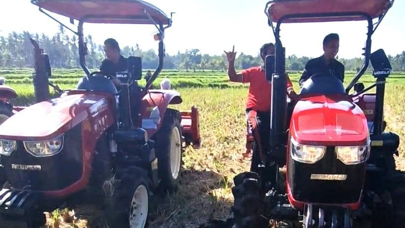 Bupati Kembang serahkan traktor untuk petani Jembrana