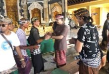 Pemkab Klungkung serahkan bantuan Pitra Yadnya Rp165 juta untuk dukung Ngaben Massal warga