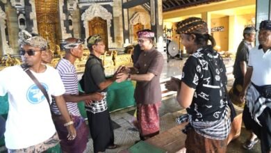 Pemkab Klungkung serahkan bantuan Pitra Yadnya Rp165 juta untuk dukung Ngaben Massal warga