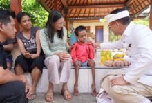 Bupati Klungkung serahkan bantuan sosial rutin bagi penyandang disabilitas di tiga kecamatan