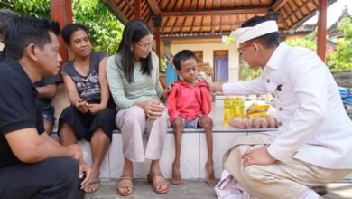 Bupati Klungkung serahkan bantuan sosial rutin bagi penyandang disabilitas di tiga kecamatan
