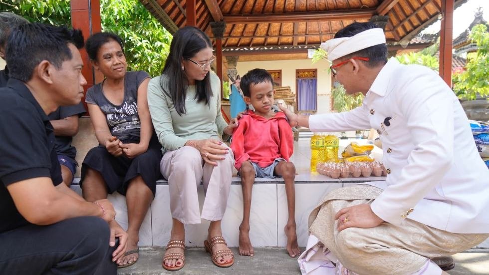 Bupati Klungkung serahkan bantuan sosial rutin bagi penyandang disabilitas di tiga kecamatan