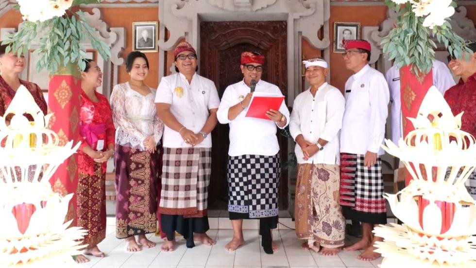 Bupati Sanjaya serahkan dokumen kependudukan Program Semara Ratih