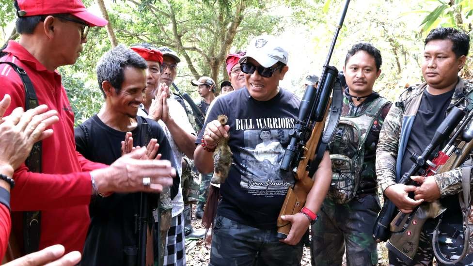 Dukung peningkatan produksi petani setempat Bupati Sanjaya ikuti Gerdal hama tupai di Selemadeg Barat
