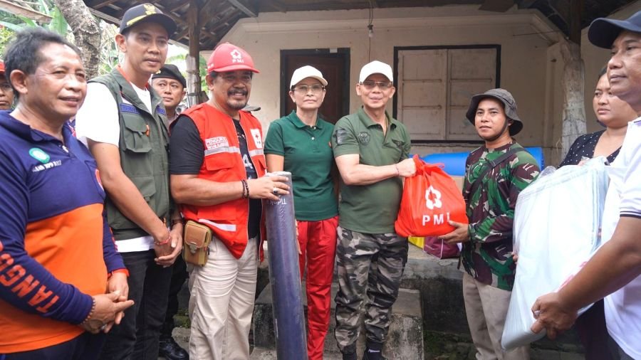 Bupati Satria tinjau korban kebakaran di Desa Negari Klungkung dan serahkan bantuan darurat