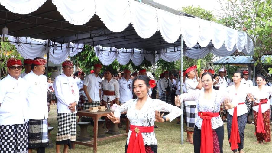 Rangkaian mepeed dan persembahyangan bersama Bupati Sanjaya perkuat kebersamaan jajaran Pemkab Tabanan
