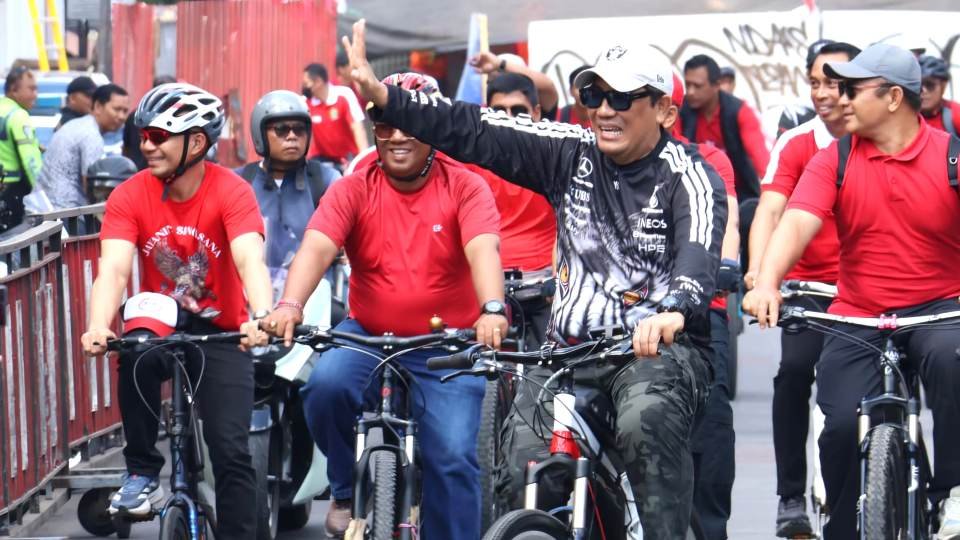 Bupati Sanjaya bersepeda bersama komunitas tinjau pembangunan penataan area Kota Singasana Tabanan