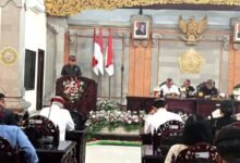 Foto: Ketua Fraksi PDI Perjuangan DPRD Kabupaten Tabanan, I Putu Eka Putra Nurcahyadi saat menyampaikan Pandangan Umum Fraksi PDI Perjuangan
