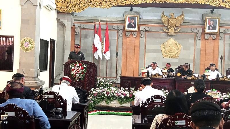 Foto: Ketua Fraksi PDI Perjuangan DPRD Kabupaten Tabanan, I Putu Eka Putra Nurcahyadi saat menyampaikan Pandangan Umum Fraksi PDI Perjuangan