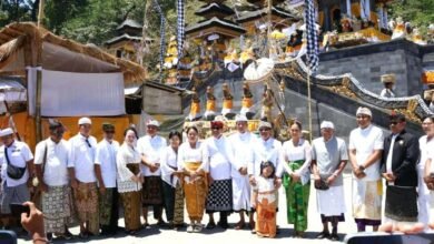 Wakil Gubernur Bali, I Nyoman Giri Prasta saat menghadiri pemelaspasan di Pura Lempuyang Madya, Karangasem