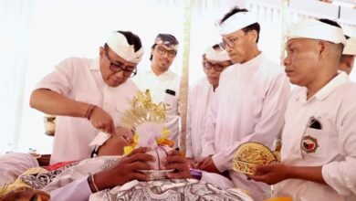 Wali Kota Jaya Negara ngayah nyangging serangkaian karya di Pura Dalem Penataran Sari Banjar Pekandelan Desa Adat Denpasar
