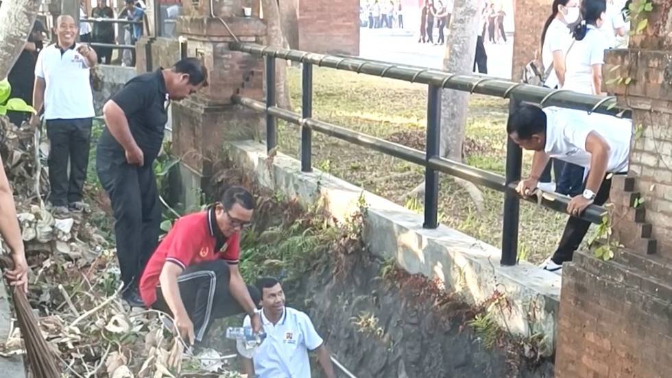 Rawat aset daerah ASN Jembrana gotong royong di Terminal Cargo