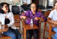 Suasana kebersamaan saat penyerahan bantuan
