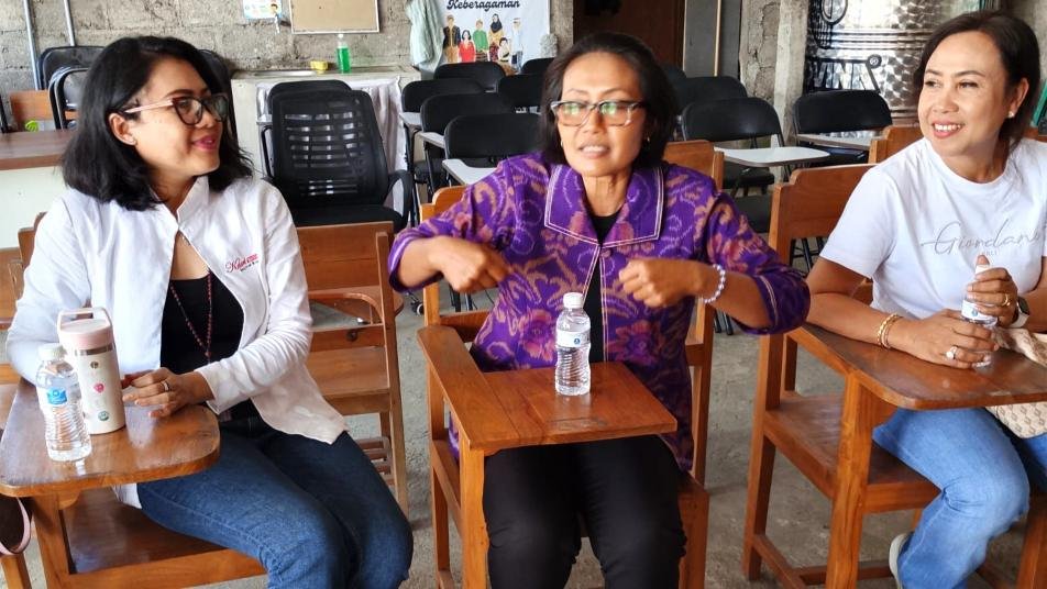 Suasana kebersamaan saat penyerahan bantuan