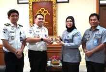 Kakanwil Kemenkum Bali serahkan sertifikat merek GARDA Rutan Klungkung dorong WBP terus berkarya