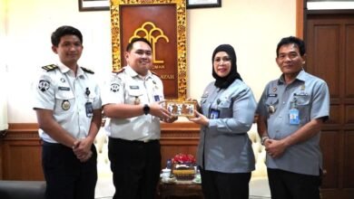 Kakanwil Kemenkum Bali serahkan sertifikat merek GARDA Rutan Klungkung dorong WBP terus berkarya