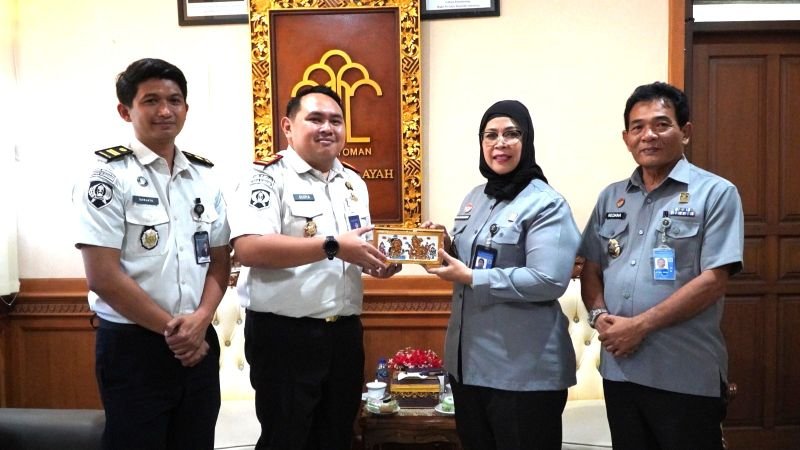 Kakanwil Kemenkum Bali serahkan sertifikat merek GARDA Rutan Klungkung dorong WBP terus berkarya