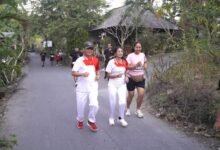 Tingkatkan promosi wisata Nusa Penida Bupati Satria lepas ratusan peserta Fun Run Locatide Festival 2026