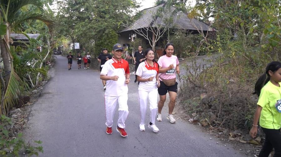 Tingkatkan promosi wisata Nusa Penida Bupati Satria lepas ratusan peserta Fun Run Locatide Festival 2026