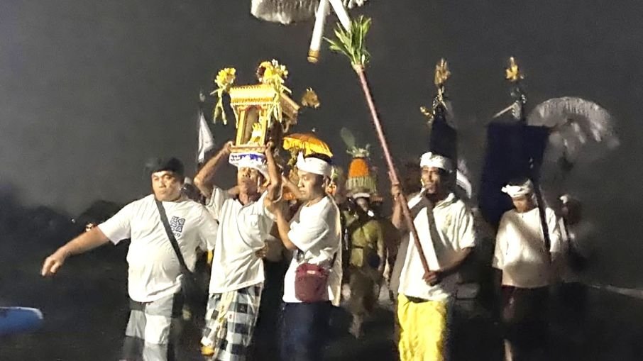 Warga Madura Banjarangkan laksanakan tradisi kuno Ngaro di tengah malam
