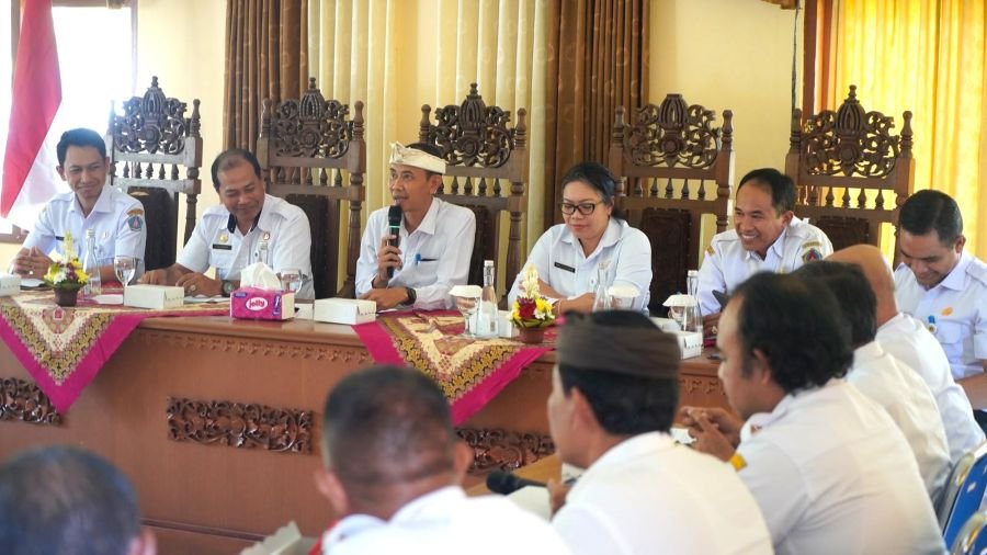 Monev penyelenggaraan pemerintahan di Banjarangkan Wabup Tjok Surya apresiasi kinerja desa dan dorong optimalisasi pengelolaan sampah