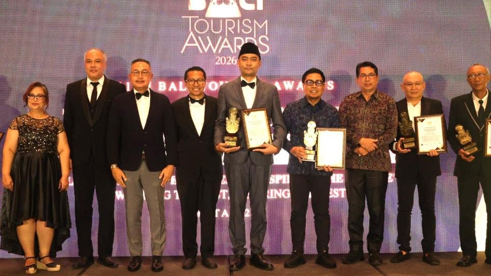 Wawali Arya Wibawa terima penghargaan Special Recognition Award outstanding leadership in advancing sport tourism Bali Tourism Award 2026
