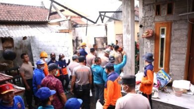 Tinjau lokasi kebakaran di Desa Negari Wabup Tjok Surya serahkan bantuan sosial