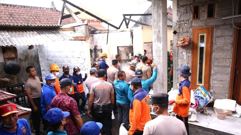 Tinjau lokasi kebakaran di Desa Negari Wabup Tjok Surya serahkan bantuan sosial