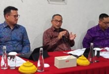 Kepala OJK Provinsi Bali, Parjiman (tengah) saat memaparkan data