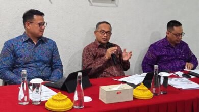 Kepala OJK Provinsi Bali, Parjiman (tengah) saat memaparkan data