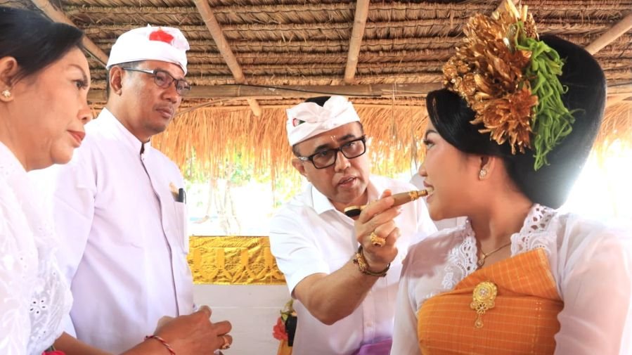 Apresiasi upacara adat massal di Kesiman ringankan beban masyarakat Walikota Jaya Negara ngayah nyangging upacara metatah massal