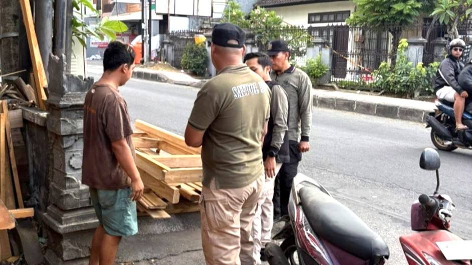 Satpol PP Denpasar tertibkan 10 PKL di trotoar Jalan Kebo Iwa Utara dan alat peraga liar di fasilitas umum