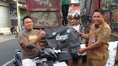 Dorong pemilahan sampah dari rumah Kadis DLH Tabanan bagikan 100 bag komposter