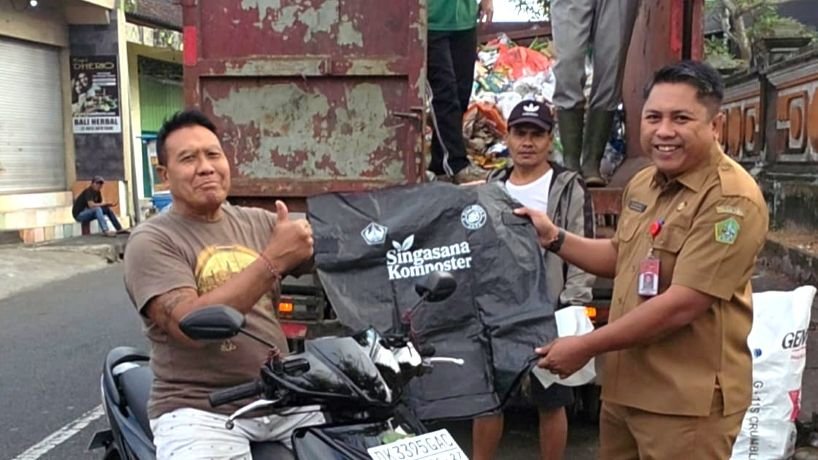 Dorong pemilahan sampah dari rumah Kadis DLH Tabanan bagikan 100 bag komposter
