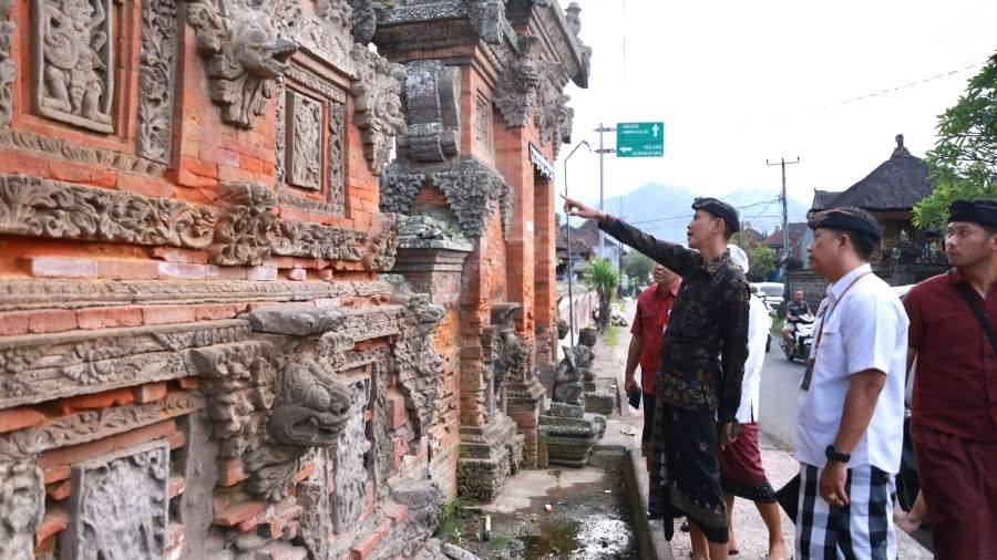 Wabup Tjok Surya tinjau rencana restorasi Pemedal dan Bale Kulkul Pura Penataran Ki Mantri Tutuan Gunaksa