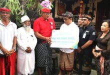 Wali Kota Jaya Negara serahkan santunan kematian BPJS Ketenagakerjaan di Denpasar