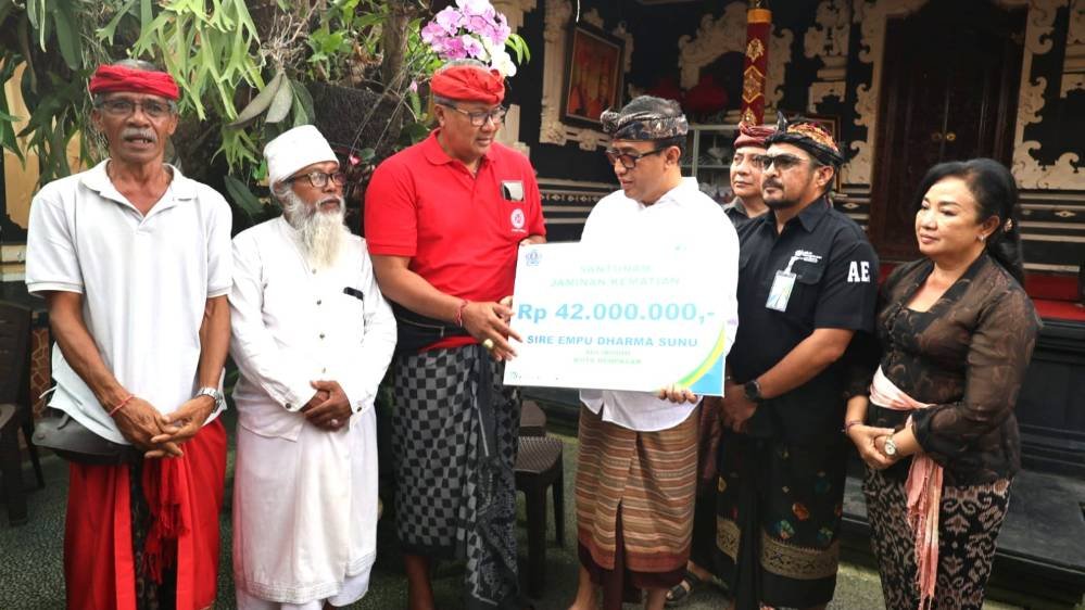 Wali Kota Jaya Negara serahkan santunan kematian BPJS Ketenagakerjaan di Denpasar