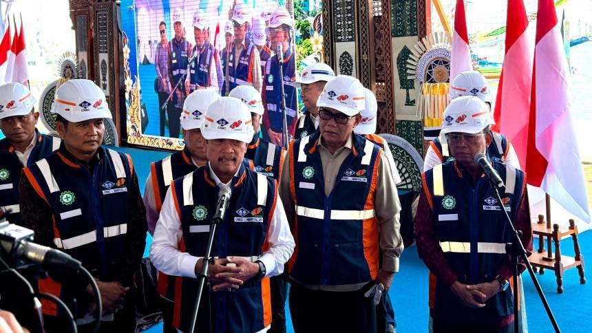 Gubernur Bali Wayan Koster dampingi Menteri Kelautan dan Perikanan Sakti Wahyu Trenggono groundbreaking PPN Pengambengan Jembrana