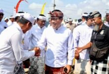 Hadiri Puncak Karya Angasti Puja Atma Wedana Maligia Punggel Desa Adat Kesiman Wawali Arya Wibawa apresiasi kolaborasi ringankan masyarakat jalankan upacara yadnya
